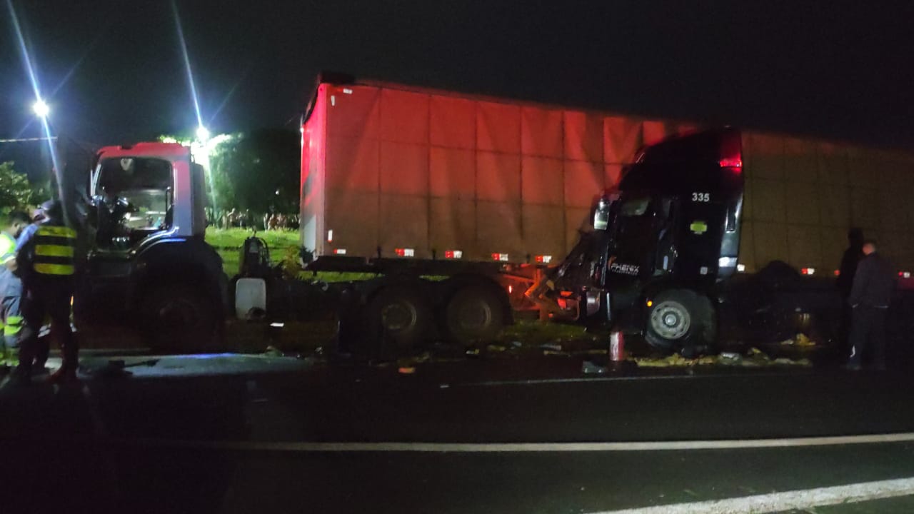 Foto 2 de 3 — Grave acidente entre dois caminhões na rodovia SP-310 deixa o trânsito lento em Araraquara